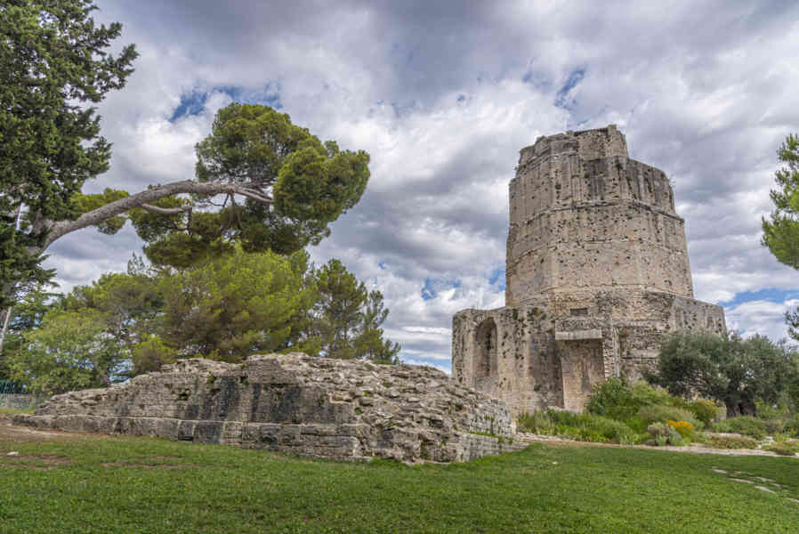 Francia - Nimes 061 - Torre Magna.jpg